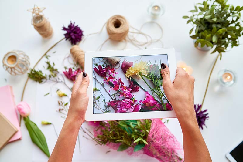 coup-marketing-content-idee-methoden-blumen-foto-tablet